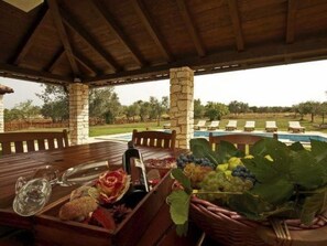 Outdoor dining - Luxuriöse Villa mit riesigem Olivenbaum-Garten, Sonnenterrasse, großem Pool und by Interhome (Barbariga)