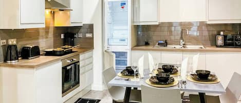 Réfrigérateur, four à micro-ondes, un four, surface de cuisson