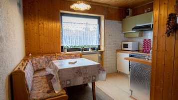 Kühlschrank, Mikrowelle, Ofen, Kochgeschirr/Geschirr/Besteck