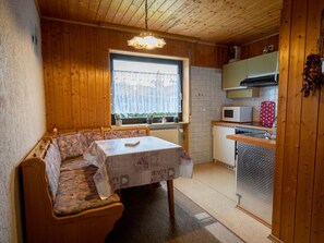 Kühlschrank, Mikrowelle, Ofen, Kochgeschirr/Geschirr/Besteck