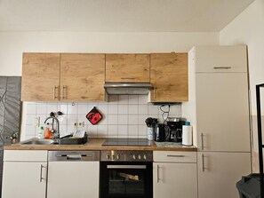 Jääkaappi, mikroaaltouuni, uuni, astianpesukone