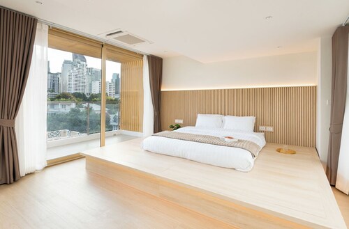 Spacieuse maison Muji de 4 chambres avec loft et piscine à Ekkamai