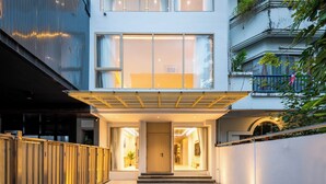 Exterior detail - Spacious 4BR Muji Home with Loft & Pool in Ekkamai (Bangkok)
