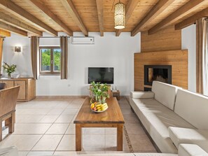 TV, fireplace - Villa Santi by Interhome (Bokordici)