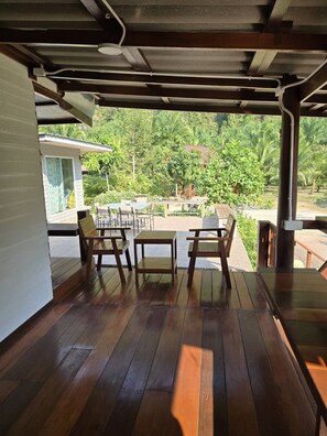 Outdoor dining - Peaceful Mountain Retreat in Ao Luek Tai (Ao Luek Tai)