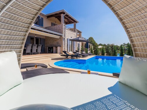 Tolles Ferienhaus in Deklići mit Privatem Pool by Interhome