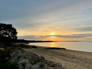 Beach - Charming Mobile Home in Les Mathes, Close to La Palmyre Zoo (Les Mathes)