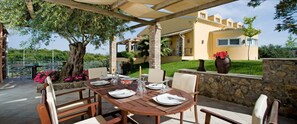 Outdoor dining - Villa Privilege Classic mit Tennisplatz by Interhome (Acharavi)
