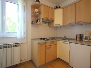 Fridge, cookware/dishes/utensils