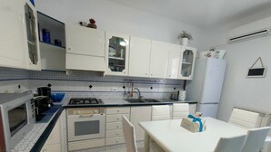 Geladeira, micro-ondas, fogão, talheres/pratos/utensílios de cozinha