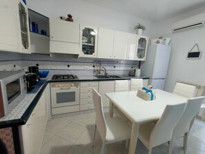 Kühlschrank, Mikrowelle, Ofen, Kochgeschirr/Geschirr/Besteck
