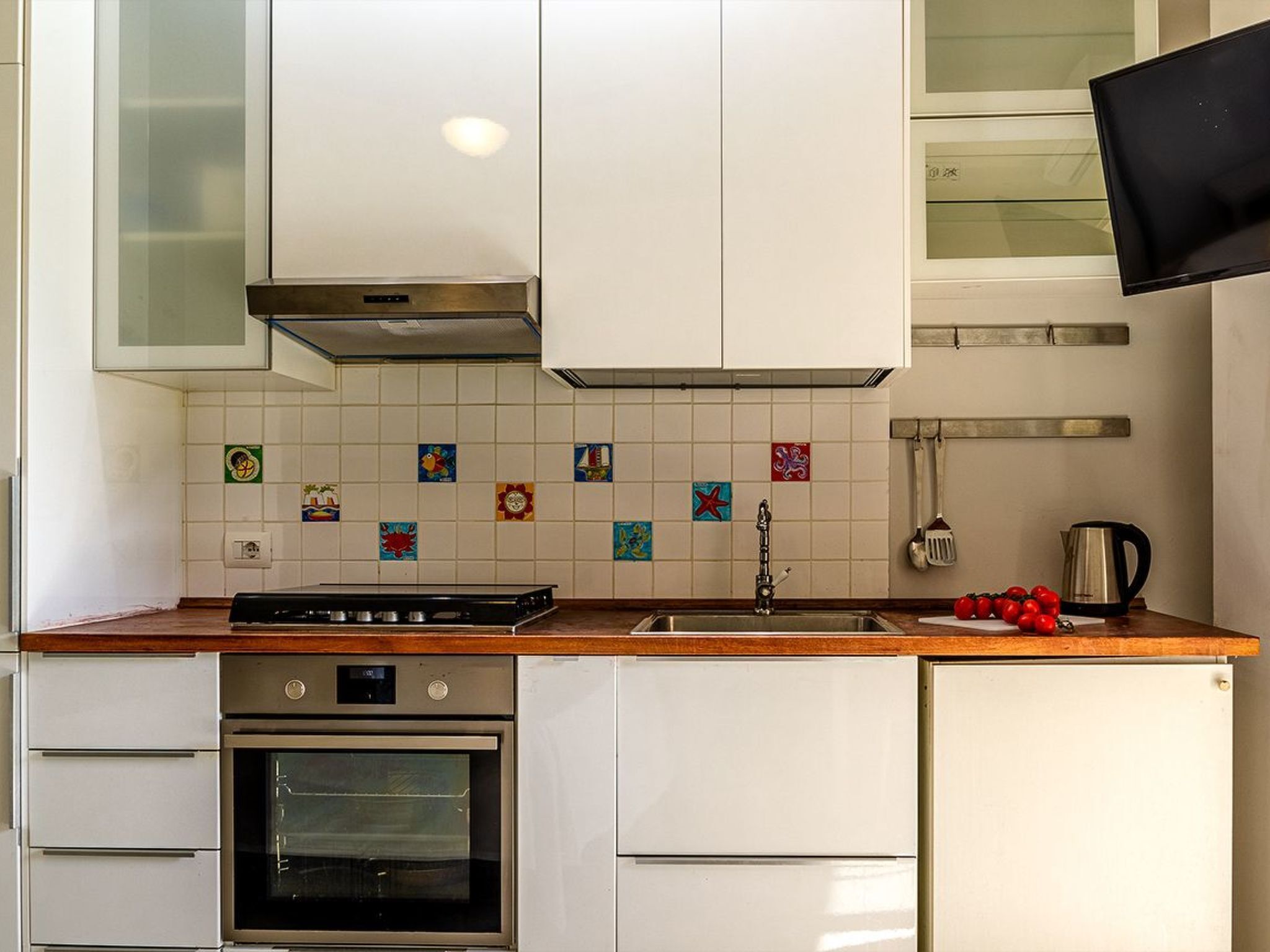 Fridge, oven, cookware/dishes/utensils