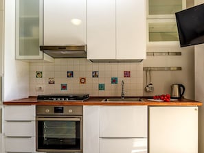 Kühlschrank, Ofen, Kochgeschirr/Geschirr/Besteck