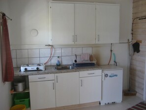 Réfrigérateur, batterie de cuisine, vaisselle et ustensiles