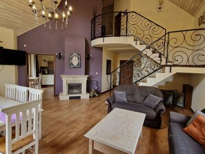 Televisión y chimenea 