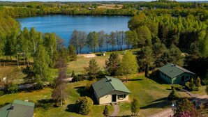 Una proprietà sul lago con una piccola casa e una dependance, immersa tra gli alberi e con vista chiara sul lago.