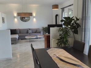 TV, DVD player - Sea Breeze Villa, atemberaubender Garten mit Meerblick by Interhome (Adele)