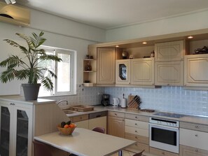 Fridge, microwave, oven, dishwasher - Sea Breeze Villa, atemberaubender Garten mit Meerblick by Interhome (Adele)