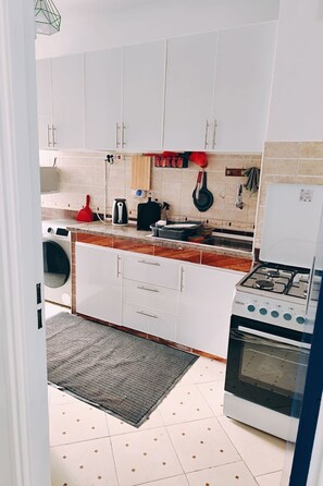 Fridge, microwave, oven, cookware/dishes/utensils - Wohnung "Loft in Tanger" by Interhome (Tanger)