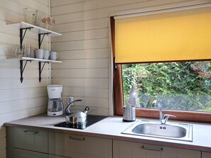 Fridge, microwave, cookware/dishes/utensils - Modernes Ferienhaus in Kopalino mit Grill, Garten und Terrasse by Interhome (Choczewo)