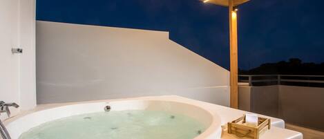 Tina de hidromasaje al aire libre