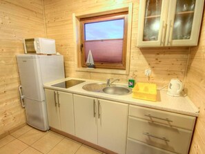 Kühlschrank, Mikrowelle, Kochgeschirr/Geschirr/Besteck