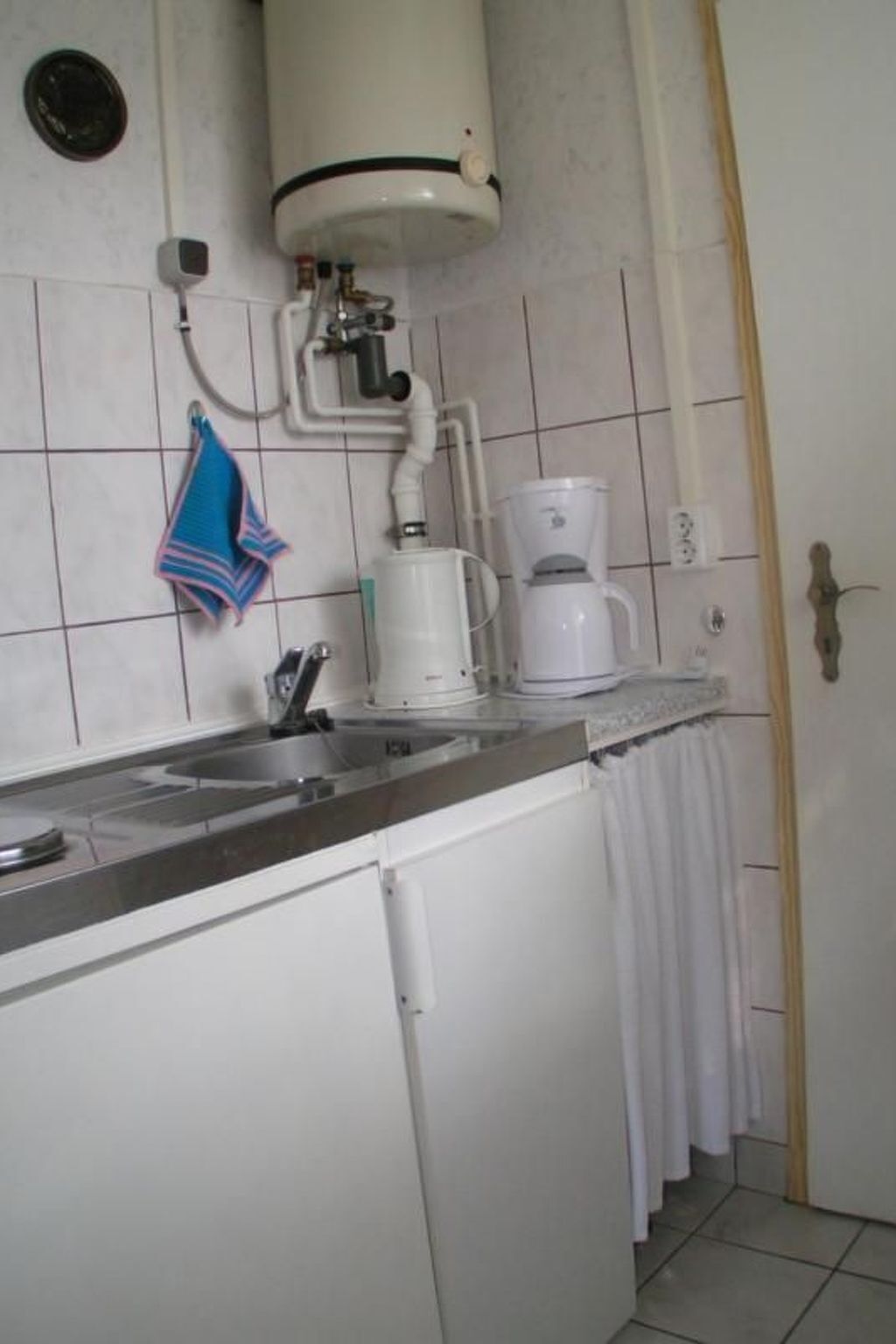 Fridge, microwave, dishwasher, cookware/dishes/utensils