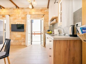 Fridge, oven, cookware/dishes/utensils - Mittelalterliche Gedichte by Interhome (Faliraki)