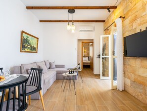 TV - Mittelalterliche Gedichte by Interhome (Faliraki)