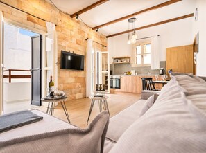 TV - Mittelalterliche Gedichte by Interhome (Faliraki)