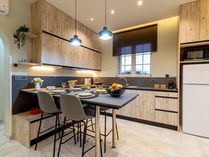 Frigorifero, microonde, forno, pentole/stoviglie/utensili