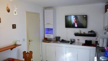 Fridge, oven, cookware/dishes/utensils