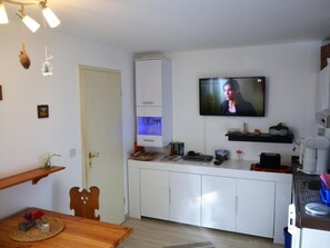 Kühlschrank, Ofen, Kochgeschirr/Geschirr/Besteck