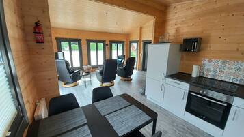 Kühlschrank, Ofen, Geschirrspüler, Kochgeschirr/Geschirr/Besteck