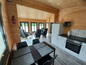 Kühlschrank, Ofen, Geschirrspüler, Kochgeschirr/Geschirr/Besteck