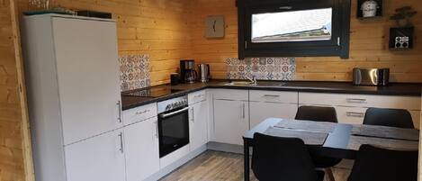 Fridge, oven, dishwasher, cookware/dishes/utensils