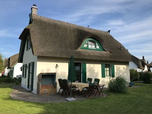 Outdoor dining - Reethaus Vera am Meer mit Sauna und Kamin by Interhome (Glowe)