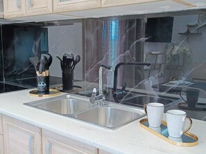 Réfrigérateur, micro-ondes, four