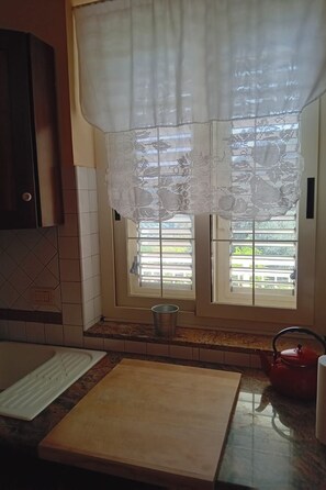 Frigorifero, microonde, forno, pentole/stoviglie/utensili