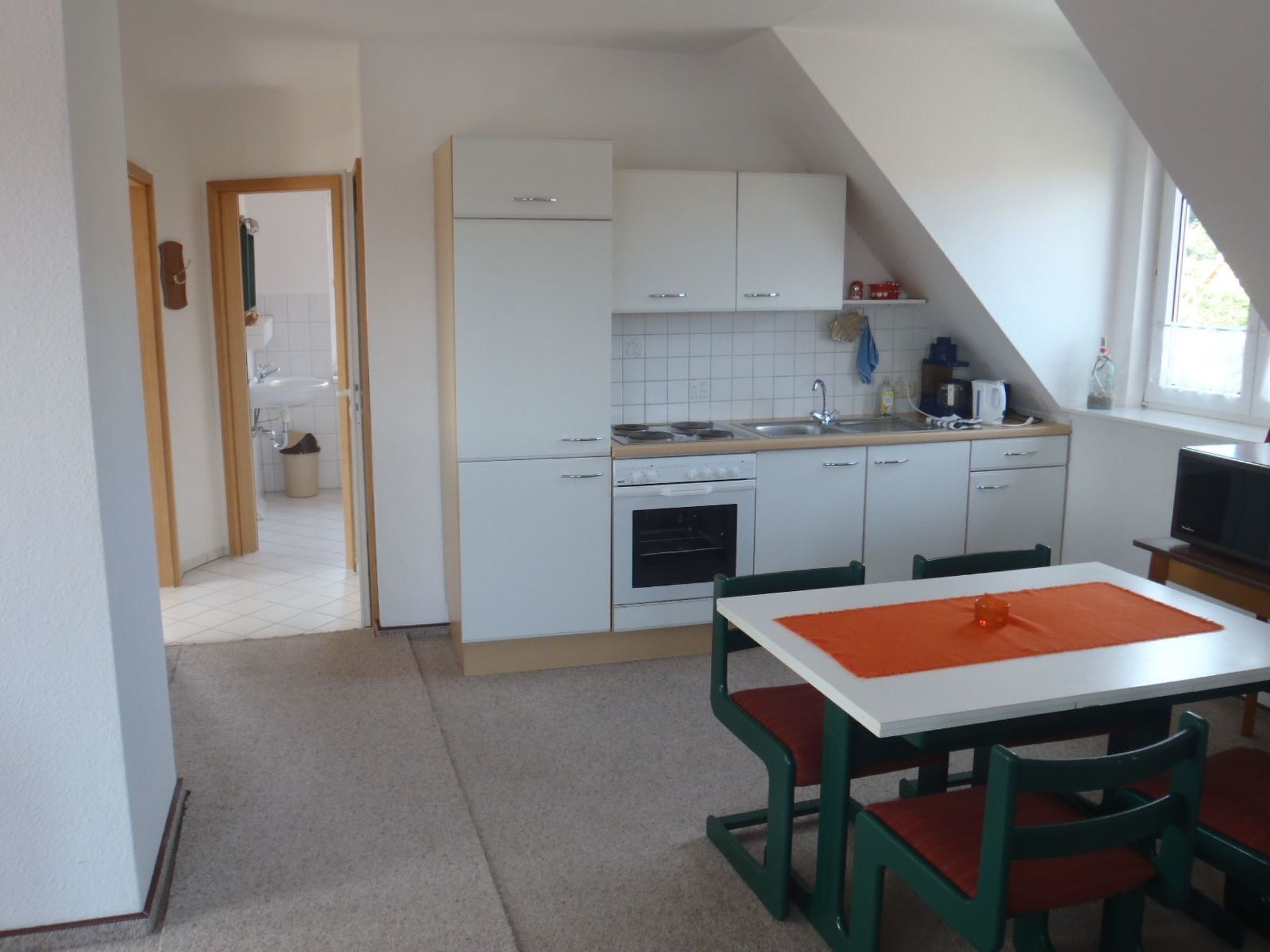 Kühlschrank, Mikrowelle, Ofen, Kochgeschirr/Geschirr/Besteck