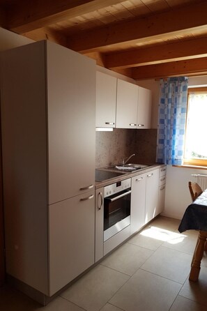 Refrigerador, microondas, horno y utensilios de cocina 