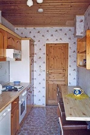 Refrigerador, horno, lavavajillas, utensilios de cocina