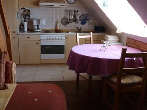 Fridge, oven, cookware/dishes/utensils - Apartment im Friesenhaus Dikhü by Interhome (Emmelsbüll)