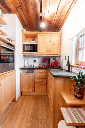 Frigorífico, microondas, horno y lavavajillas