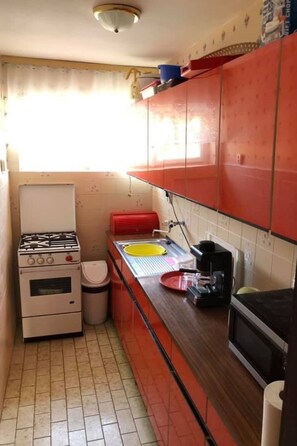 Kühlschrank, Mikrowelle, Kochgeschirr/Geschirr/Besteck