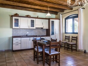 Refrigerador, horno, lavavajillas y utensilios de cocina 