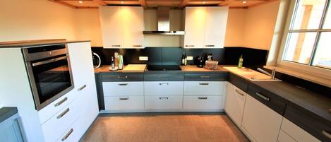 Kühlschrank, Ofen, Geschirrspüler, Kochgeschirr/Geschirr/Besteck