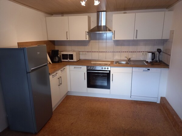 Kühlschrank, Mikrowelle, Ofen, Geschirrspüler