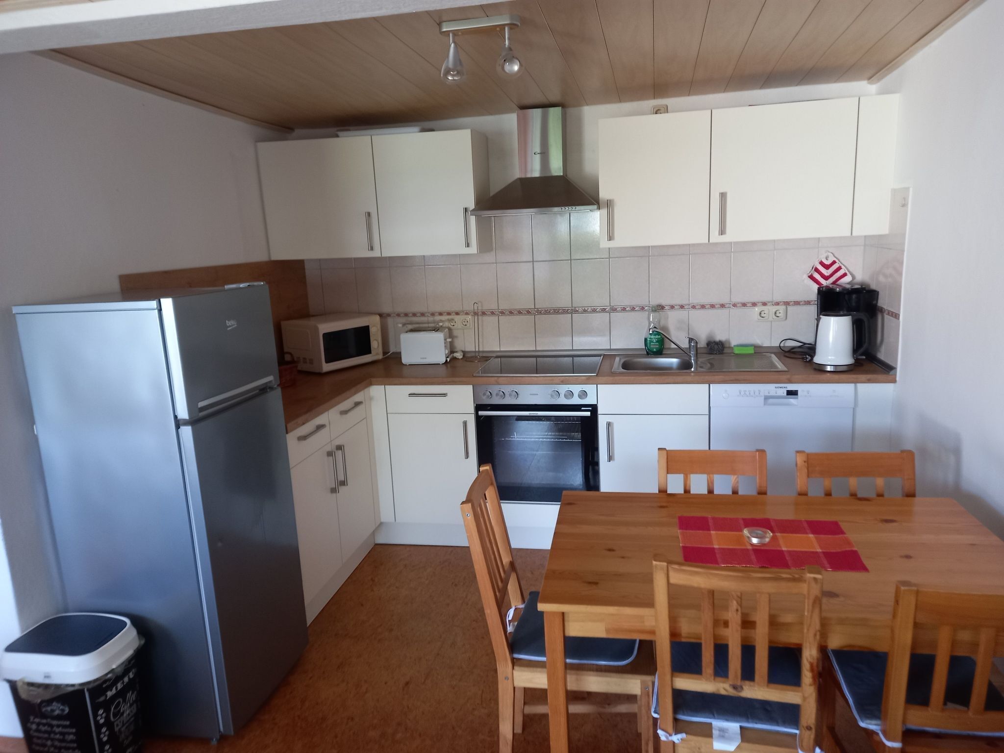 Kühlschrank, Mikrowelle, Ofen, Geschirrspüler
