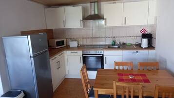 Kühlschrank, Mikrowelle, Ofen, Geschirrspüler